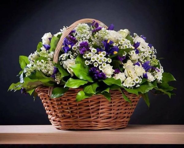 Цветы в корзине