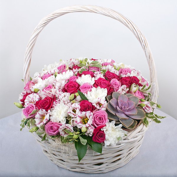 Цветы в корзине