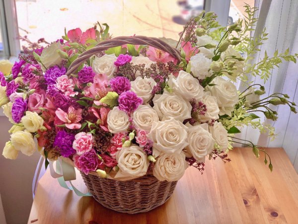 Корзина пионовидных роз