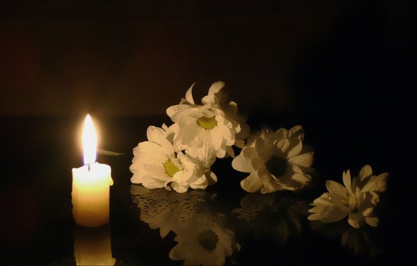 Цветы свечи скорбь