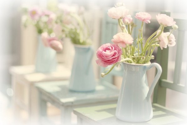 Цветы в вазе в пастельных тонах