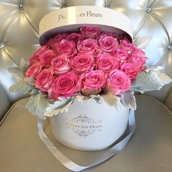 С юбилеем женщине цветы в коробке