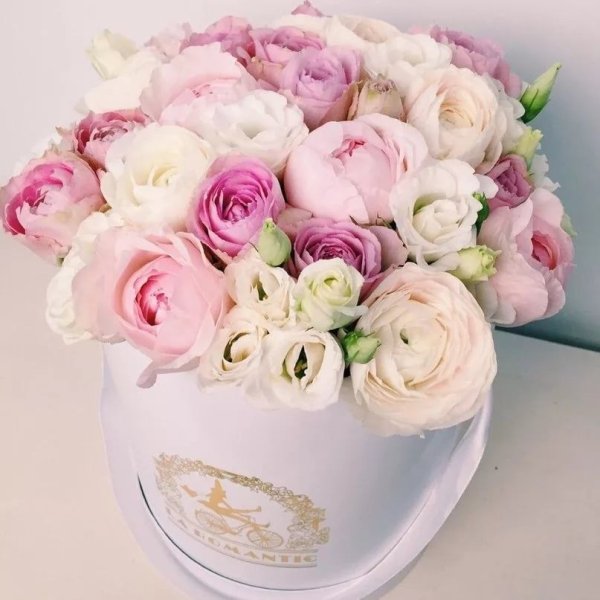 Цветы в коробке открытка