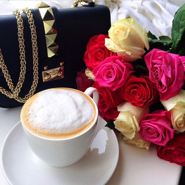 Утренний кофе и розы