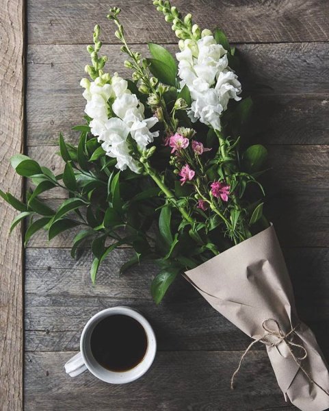 Цветы на столе