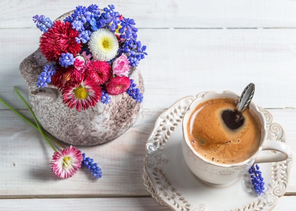 Чашечка кофе и букетик цветов