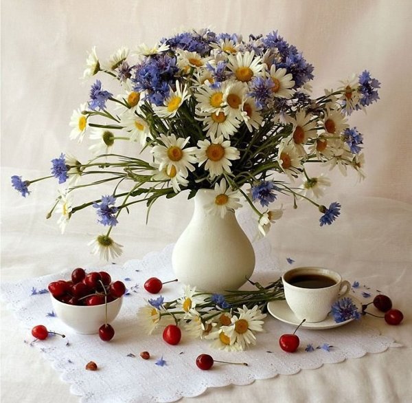 Букетик полевых цветов и кофе