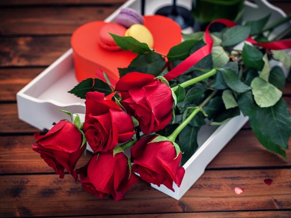 Лепестки роз на столе