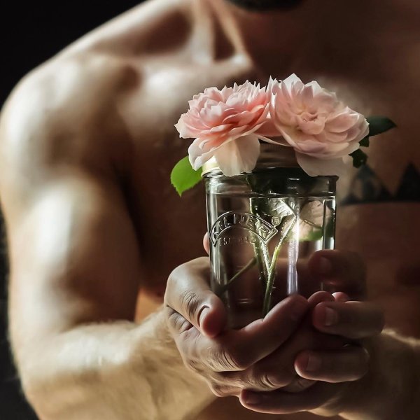 Цветы в руках мужчины