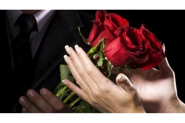 Мужчина дарит розы женщине