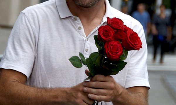 Цветы в мужских руках