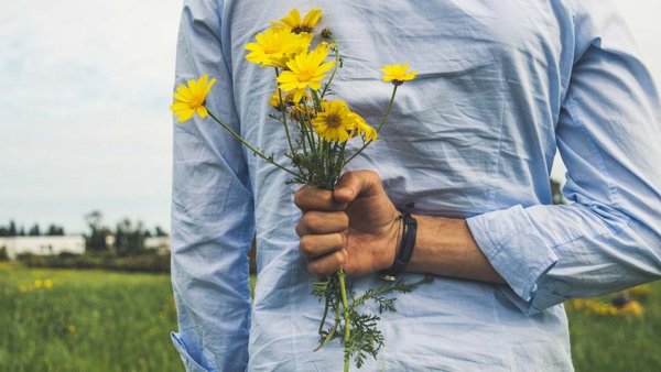Парень с цветком в руке