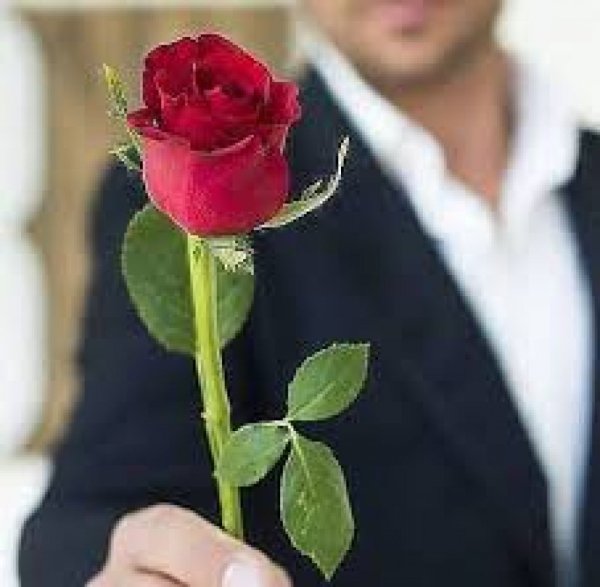 Мужская рука с цветами