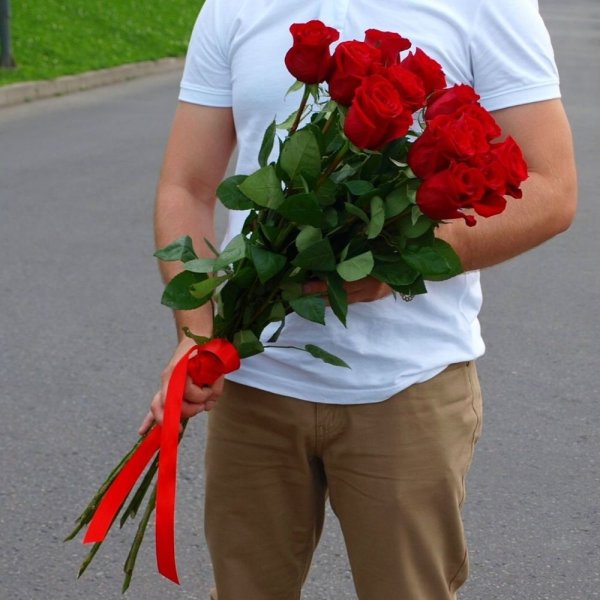 Роза в мужской руке