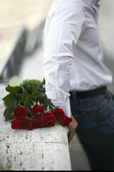 Парень дарит тюльпаны