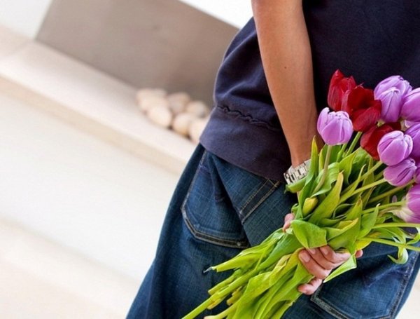 Роза в руке