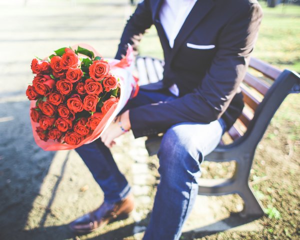 Человек с цветком в руке