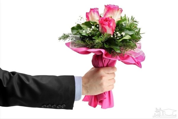 Мужчина дарит цветы женщине