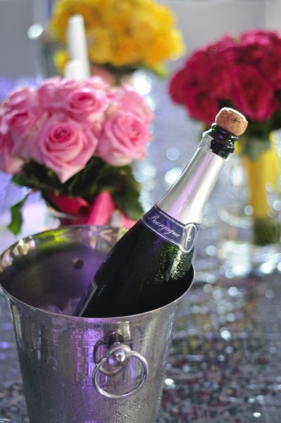 Шампанское бокалы цветы