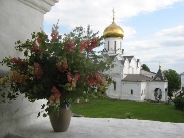 Монастырь в цветах