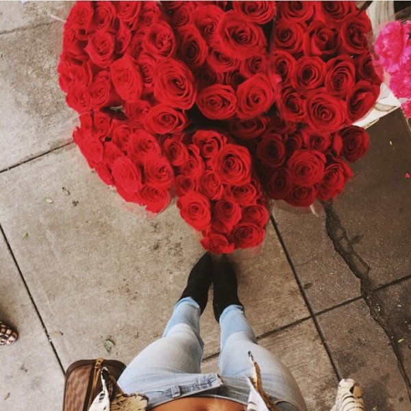 Девушка с букетом без лица