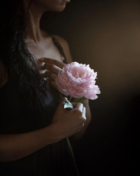 Девушка со светом в руках