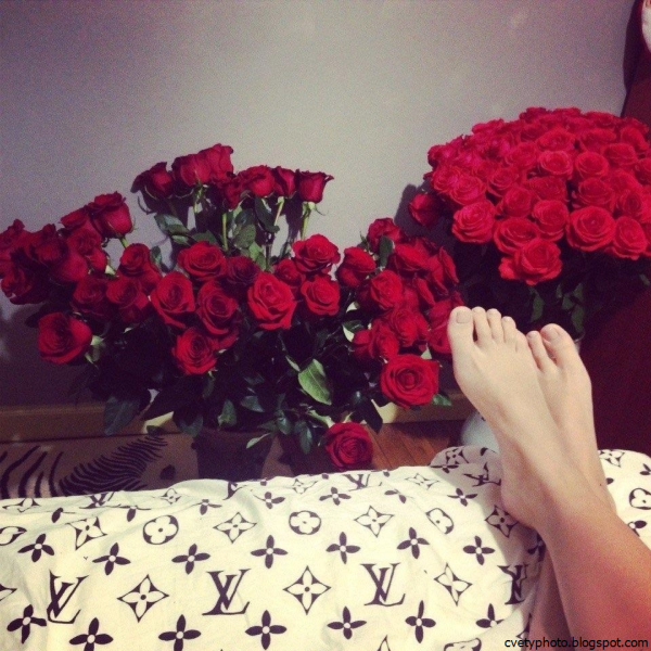 Цветы в руках у девушки