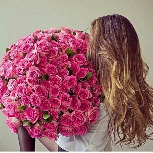 Девушка с цветами со спины