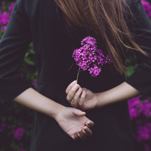 Девушка с цветами