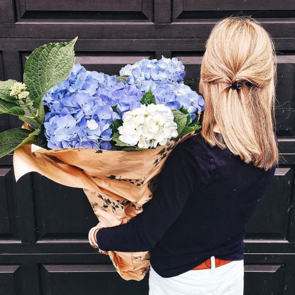 Девушка с букетом ромашек