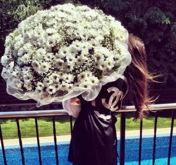 Брюнетка с розами со спины