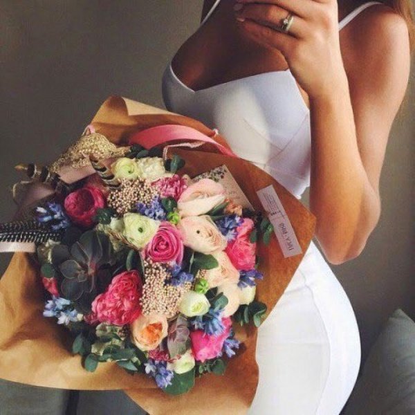 Блондинка с тюльпанами со спины