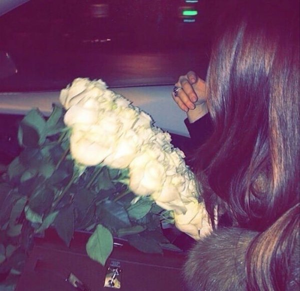 Брюнетка с букетом роз