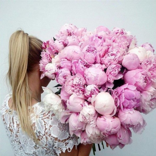 Букет в руках у девушки