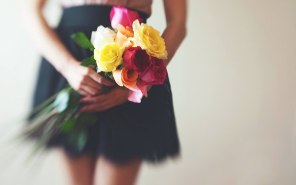 Букет пионов в руках