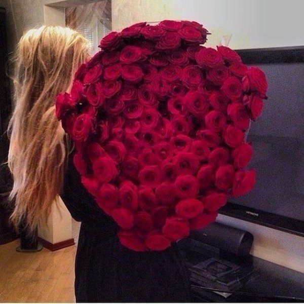 Девушка с розами без лица