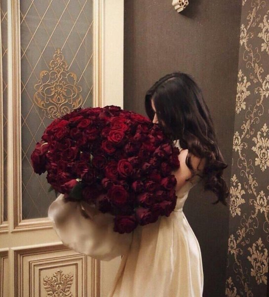 Брюнетка с розами