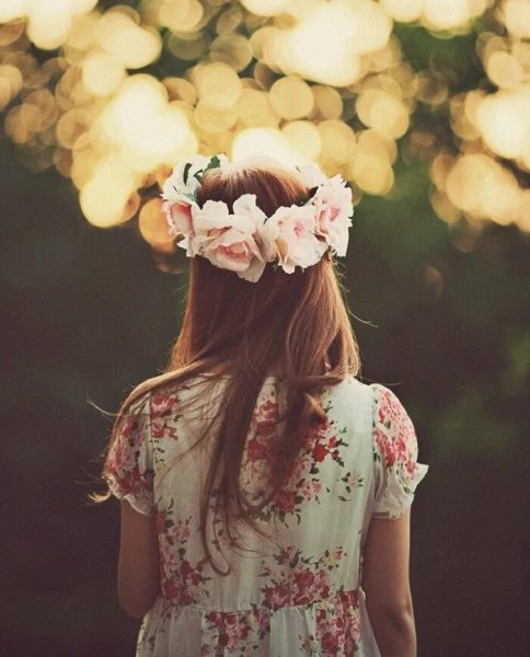 Девушка с цветком в волосах