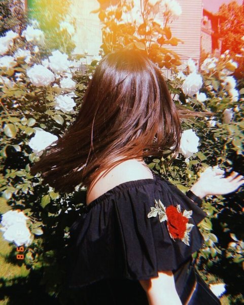 Девушка с цветами