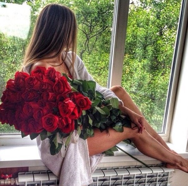 Блондинка с цветами