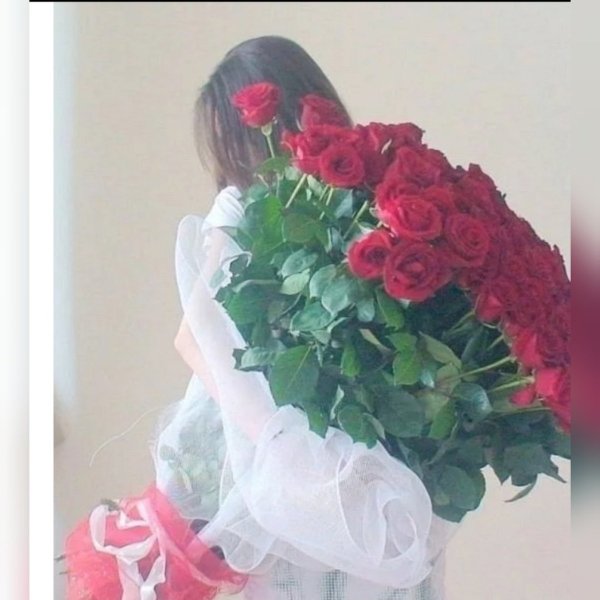 Рука брюнетки с цветами