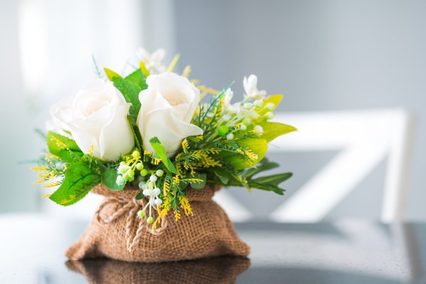 Букет цветов на столе