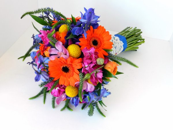 Маленький яркий букет