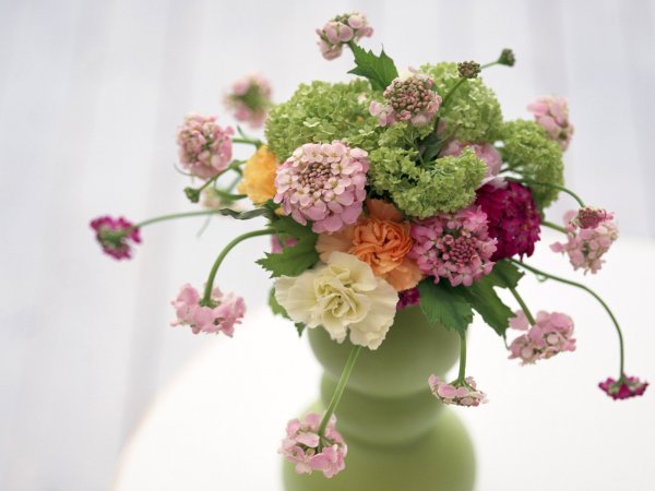 Маленькие букетики цветов в вазе