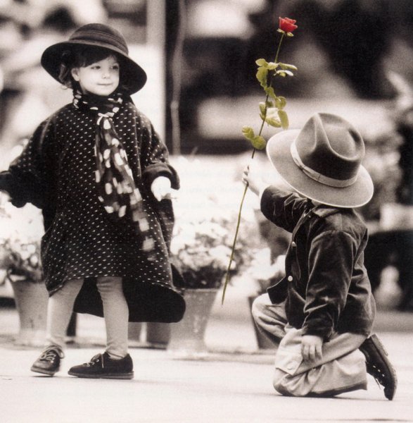 Девочка с цветами ретро