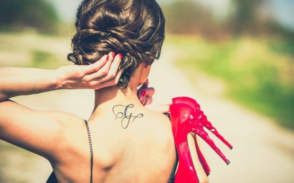 Блондинка с цветами