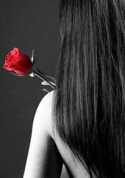 Фото блондинки с цветами со спины