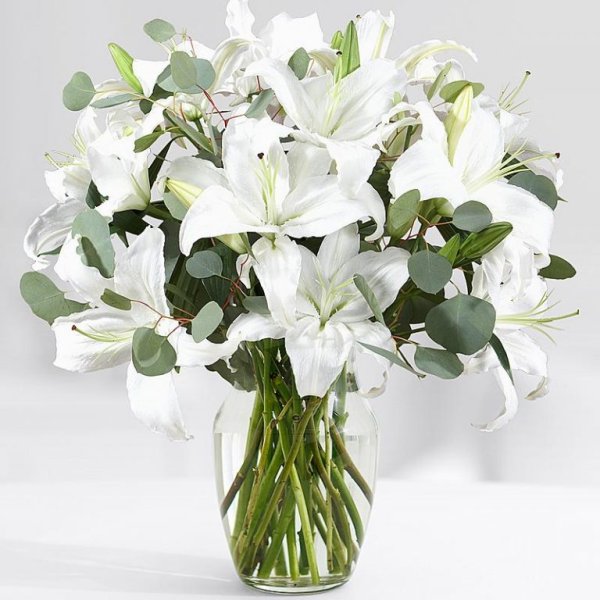 Лилии розы и эвкалипт