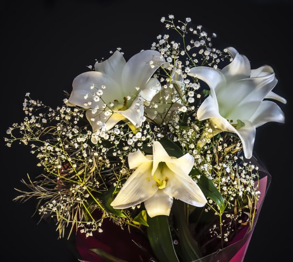 Необычный букет белых лилий