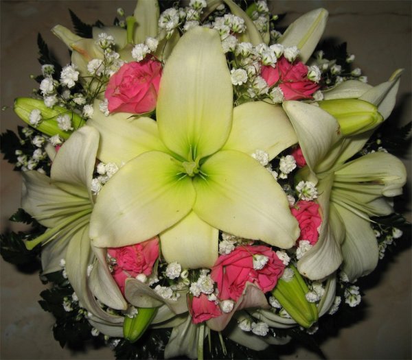 Шикарный букет из лилий и роз